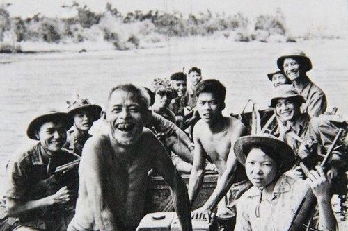 O du kích đưa đò trên sông Thạch Hãn bi tráng