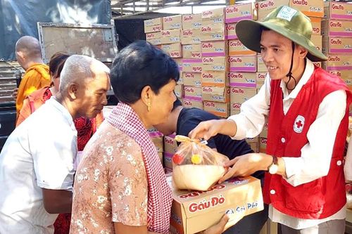 Hội Chữ thập đỏ tỉnh An Giang tặng 300 phần quà cho bà con Khmer