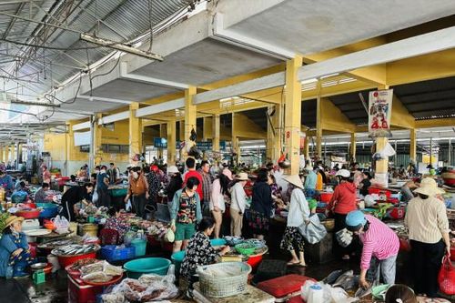 Thị trường dịp lễ ở Nha Trang: Siêu thị hút khách, chợ giảm mạnh