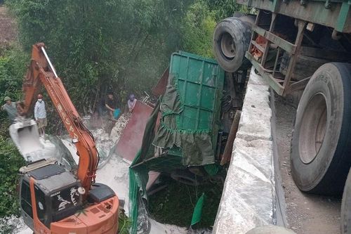 Xe đầu kéo biển số Lào mất lái, treo lơ lửng trên thành cầu