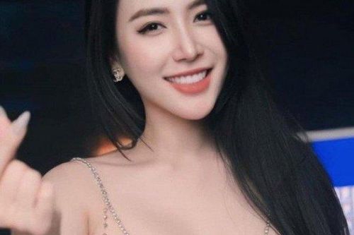 Vợ Khắc Việt chuộng kiểu trang phục tôn trọn vóc dáng búp bê 'đồng hồ cát'