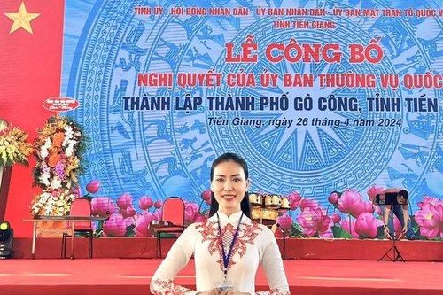 Hoa hậu Nhân ái Nguyễn Ngọc Hiếu tham dự lễ công bố thành lập Tp.Gò Công