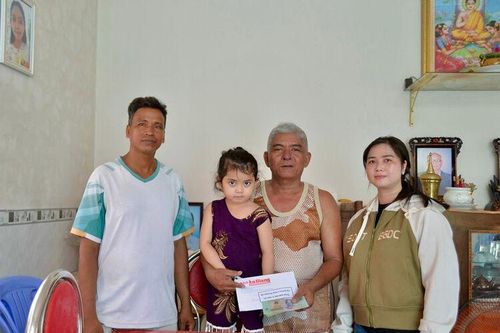 Trao tiền hỗ trợ của bạn đọc Báo An Giang cho các hoàn cảnh khó khăn