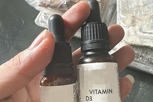 Uống nhầm vitamin D của người lớn, bé 6 tháng tuổi bị ngộ độc nặng