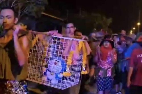 Nắng nóng làm cong đường sắt, dân Thái Lan rước mèo Doraemon cầu mưa