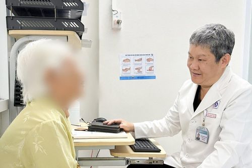 Cụ bà 95 tuổi sống chung hơn 40 năm với khối bướu cổ khổng lồ