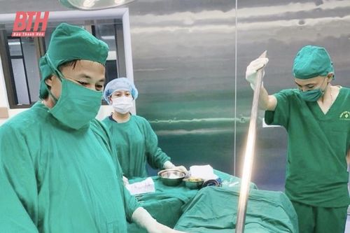 Phẫu thuật cấp cứu thành công nam bệnh nhân bị xà beng đâm xuyên thành bụng