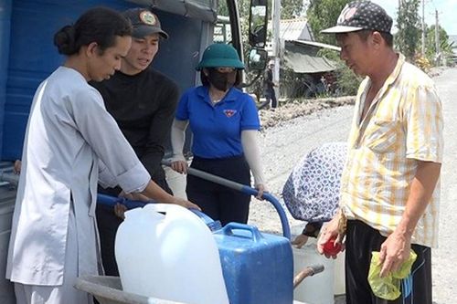 Hỗ trợ nước ngọt cho người dân vùng nhiễm mặn