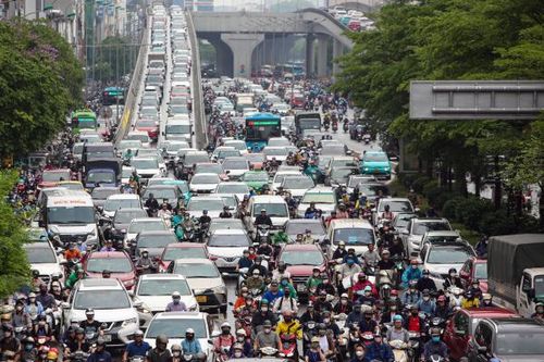 Đường phố Hà Nội ùn tắc sau cơn mưa lớn buổi sáng