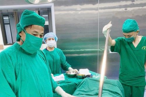90 phút 'căng não' cứu sống người đàn ông bị xà beng đâm xuyên thành bụng