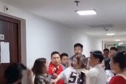 Hà Nội: Công an vào cuộc vụ người phụ nữ đạp chân cư dân tại chung cư