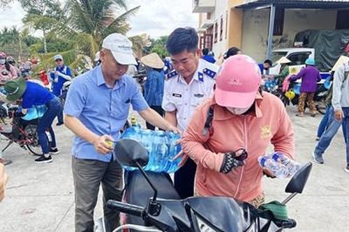 Vùng Cảnh sát biển 3 phối hợp hỗ trợ nước sạch cho nhân dân vùng hạn mặn