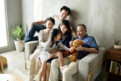 Chồng muốn tôi ngừng diễn cảnh gia đình hạnh phúc kẻo về già sẽ cô đơn, bất hạnh