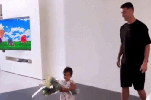 Đáng yêu khoảnh khắc bé út nhà Ronaldo mang hoa tặng Georgina trong ngày quan trọng: 'Làm mẹ là điều tuyệt vời nhất'