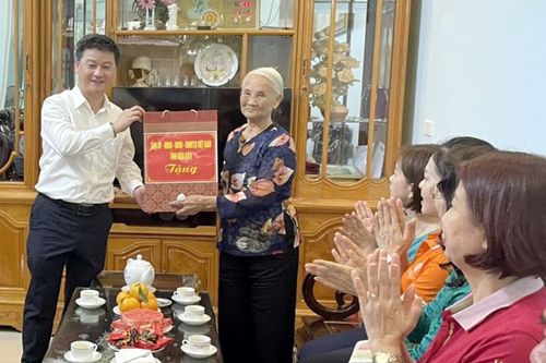 Chủ nhiệm UBKT Tỉnh ủy Nguyễn Sỹ Quân tặng quà tri ân các thân nhân chiến sĩ Điện Biên