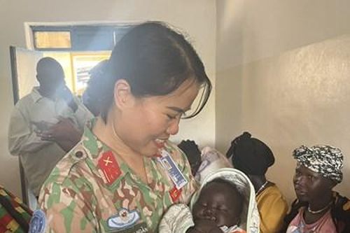Nữ sĩ quan Việt Nam tham mưu quân lương ở Abyei