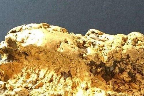 Đi dạo bờ sông, người đàn ông may mắn nhặt được cục vàng 1,4 kg