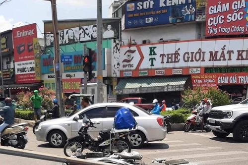 Thành phố Hồ Chí Minh: trụ đèn chiếu sáng trên cầu vượt rơi, đè trúng người đi đường
