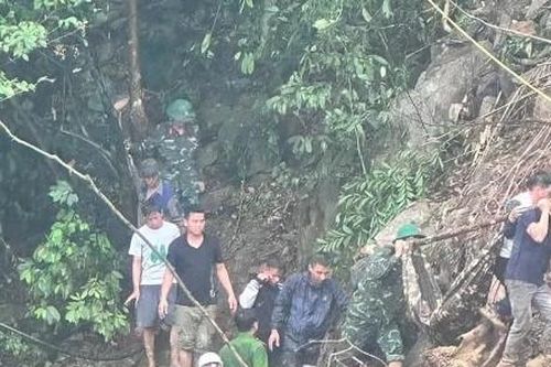 Lãnh đạo tỉnh Hà Tĩnh tới hiện trường thăm hỏi công nhân bị thương sau vụ sạt lở đất nghiêm trọng