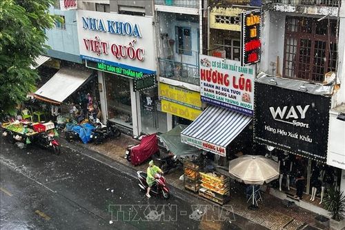 Người dân TP Hồ Chí Minh đón mưa lớn 'giải nhiệt'