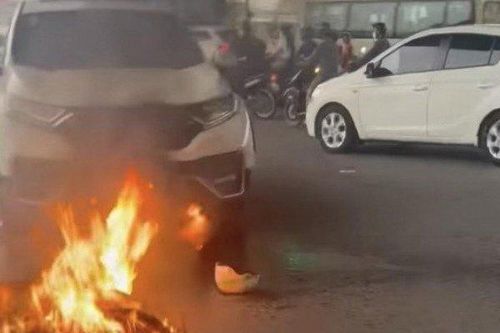 Hà Nội: Sau va chạm với ô tô, xe máy bốc cháy dữ dội