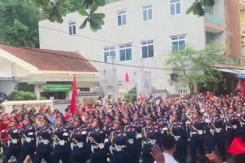 Người dân háo hức đứng kín 2 bên đường xem diễu binh kỷ niệm 70 năm chiến thắng Điện Biên Phủ