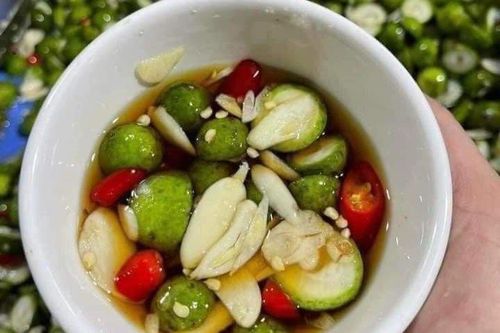 Giật mình giá sấu non đầu mùa, chị em 'rút ví' mua cả cân về chế biến