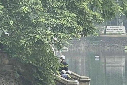 Tin tức 24h qua: Phát hiện thi thể nữ sinh viên đeo ba lô có gạch dưới hồ