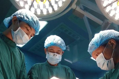 Bệnh viện Đa khoa khu vực Long Khánh phẫu thuật bóc tách khối u tinh hoàn lớn nặng gần 1kg