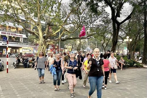 Bán lẻ hàng hóa, doanh thu dịch vụ tiêu dùng đạt hơn 2.000 tỷ đồng, tăng 8,5%