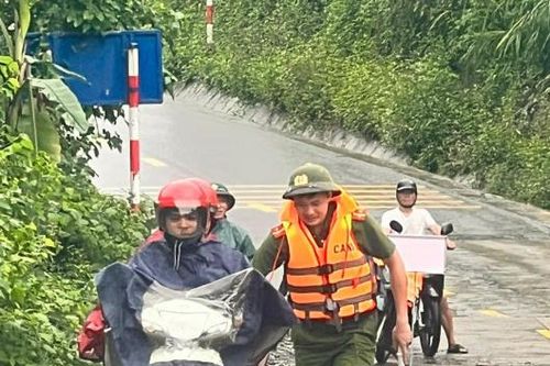 Hỗ trợ nhân dân khắc phục thiệt hại do mưa bão gây ra