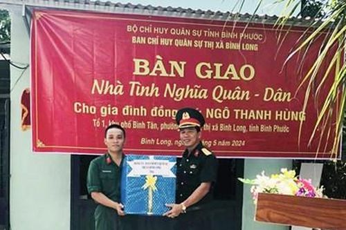 Trao nhà 'Tình nghĩa quân - dân' tặng gia đình chiến sĩ khó khăn