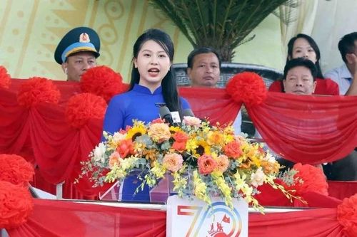 Nhan sắc cô gái phát biểu tại lễ kỷ niệm 70 năm Điện Biên