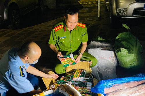Phát hiện gần 2 tấn nầm lợn, lạp xưởng nhập lậu đang trên đường đi tiêu thụ