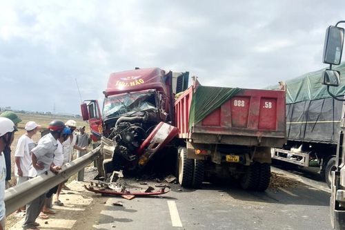 Tai nạn giao thông mới nhất 9/5/2024: xe ben lấn làn tông trực diện đầu kéo