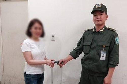 Hỗ trợ hành khách tìm lại tài sản hơn 200 triệu đồng bỏ quên tại sân bay Nội Bài