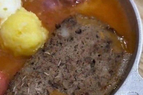 Ăn bánh mì chảo, khách kinh hãi phát hiện dòi bò lúc nhúc trên pate