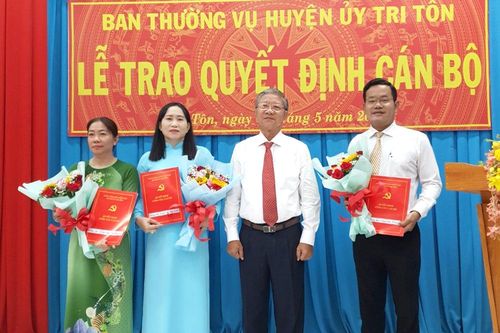 Thêm 3 cán bộ huyện Tri Tôn nhận nhiệm vụ mới