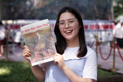 Báo Nhân Dân in thêm 5.000 bản phụ san tranh panorama tặng bạn đọc