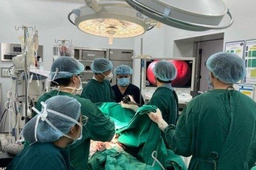 Người đàn ông nôn ra gần 1 lít máu đen được cứu sống thần kỳ