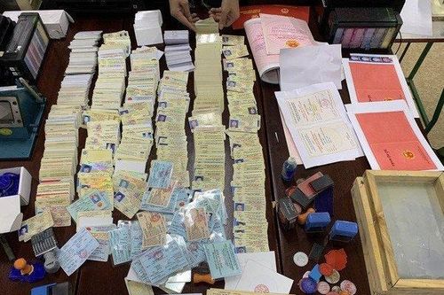 Khởi tố 4 người trong đường dây mua bán giấy tờ giả