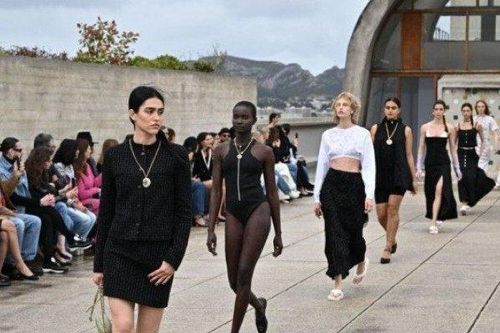 Chanel Cruise 2025 khởi hành đến Marseille với bộ sưu tập theo chủ đề hàng hải hiện đại