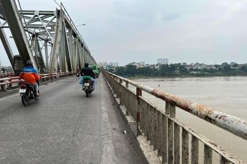CSGT Hà Nội kịp thời ngăn người phụ nữ định nhảy cầu tự tử