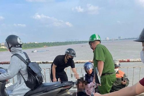 Hà Nội: Cảnh sát giao thông ngăn người phụ nữ nhảy cầu