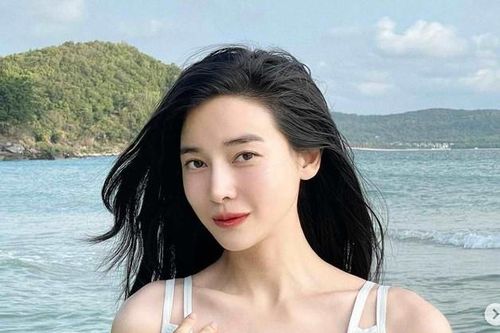 Diện váy 'lưới đánh cá', gái xinh Việt khoe làn da trắng nõn