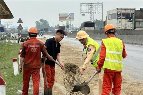 Cảnh sát giao thông Nghệ An xử lý dầu loang trên quốc lộ giúp dân đi lại an toàn