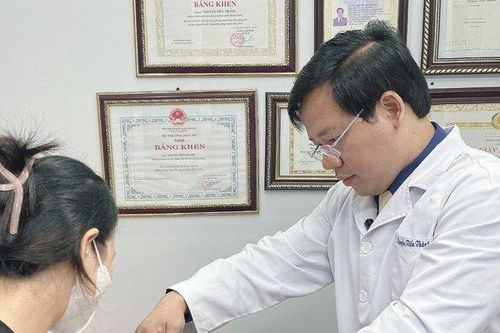 Tắm nhiều loại lá, bé 5 tháng tuổi nguy cơ bị sẹo, nhiễm trùng