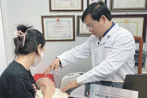 Được tắm nước lá trị viêm da cơ địa, bé 5 tháng tuổi loét mặt