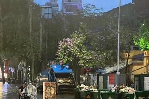 Hà Nội: Mưa lớn bất ngờ, nhiều tuyến phố ngập sâu trong nước