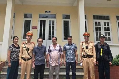 Lạng Sơn: Cảnh sát giao thông hỗ trợ đưa người già lạc đường trở về gia đình